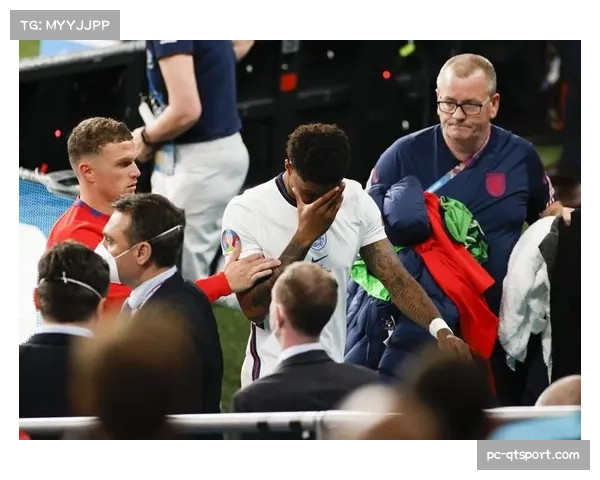 场边镜头：看台上尼斯小球迷为丢球掩面哭泣