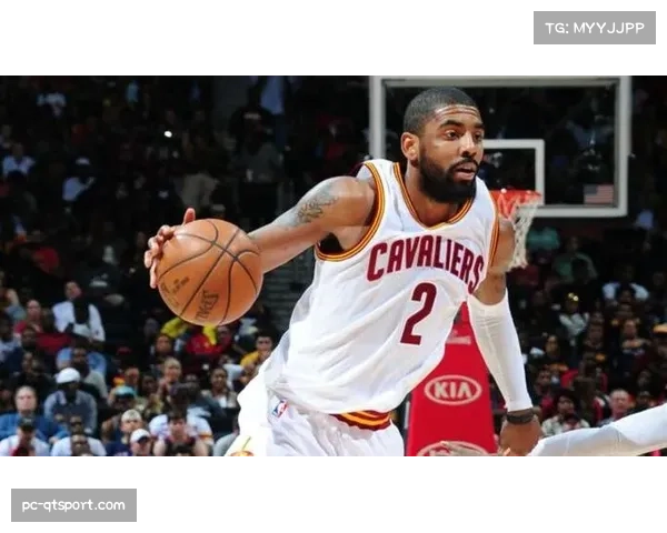 摄像机捕捉到，场边替补球员通过平板电脑实时查看本队防守阵型保持度的数据反馈